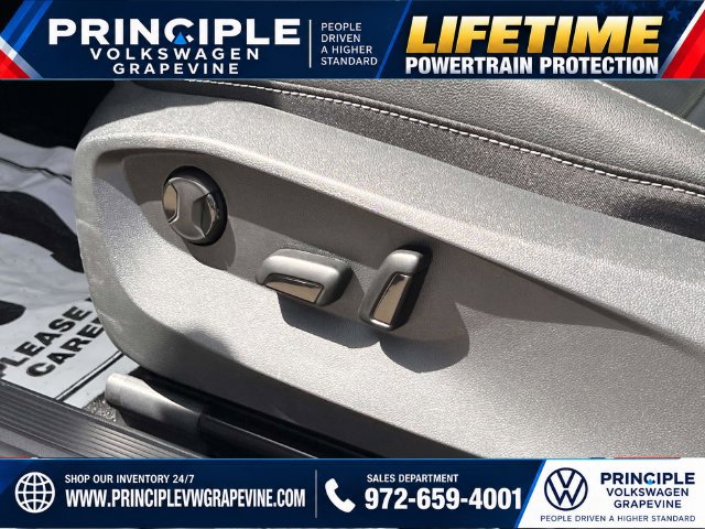 Used 2025 Volkswagen Taos SEL AWD/4WD image 17