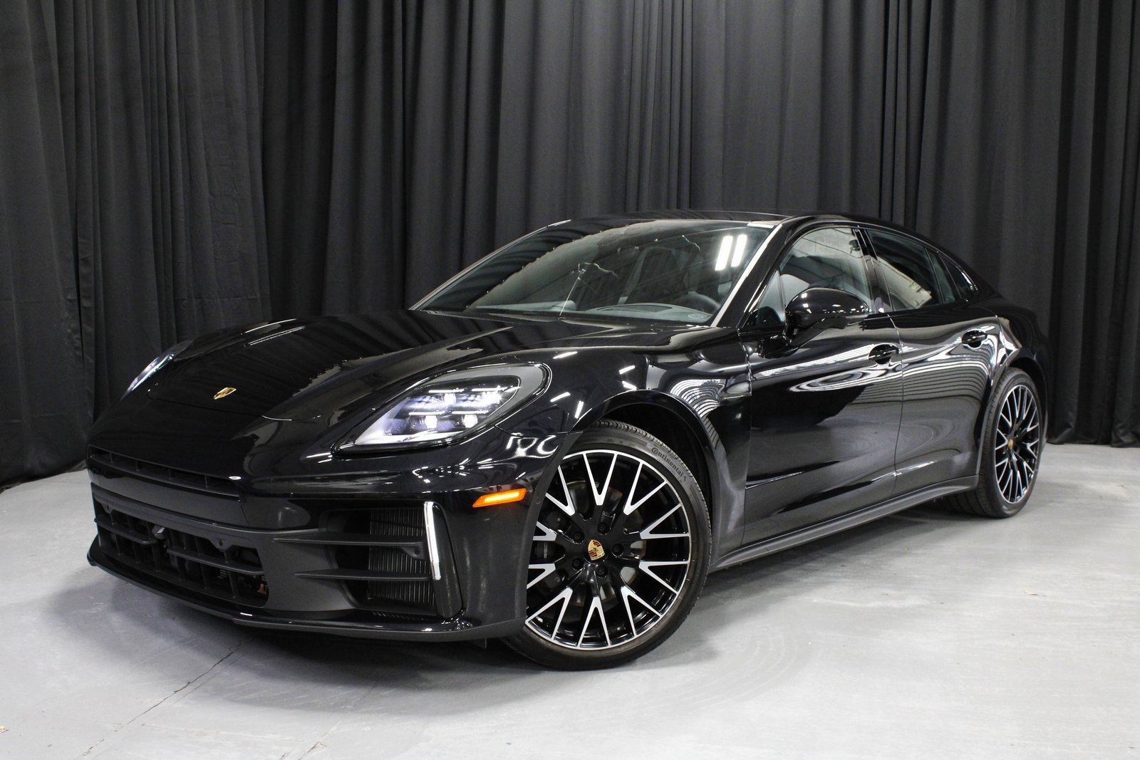 Certified 2025 Porsche Panamera 4 image 1