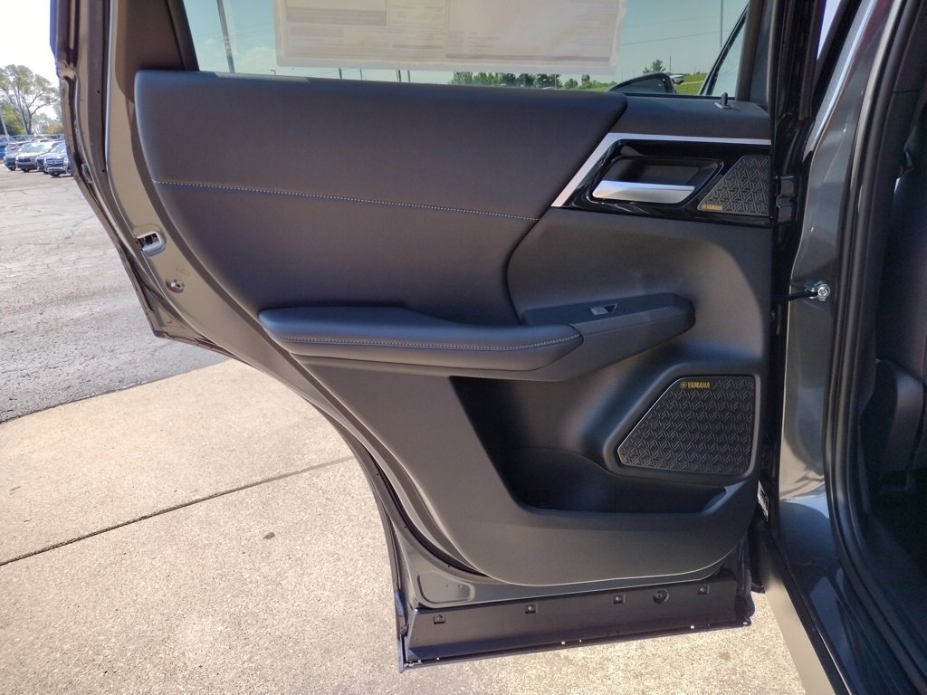 New 2025 Mitsubishi Outlander SE image 31