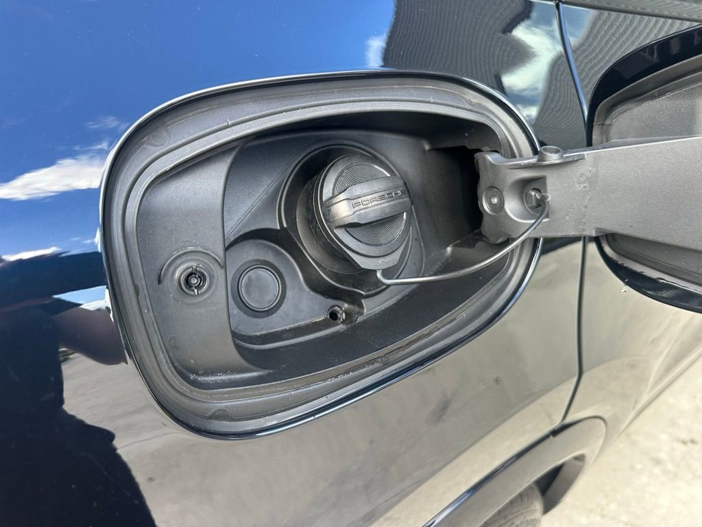 Certified 2023 Porsche Cayenne Platinum Edition image 41