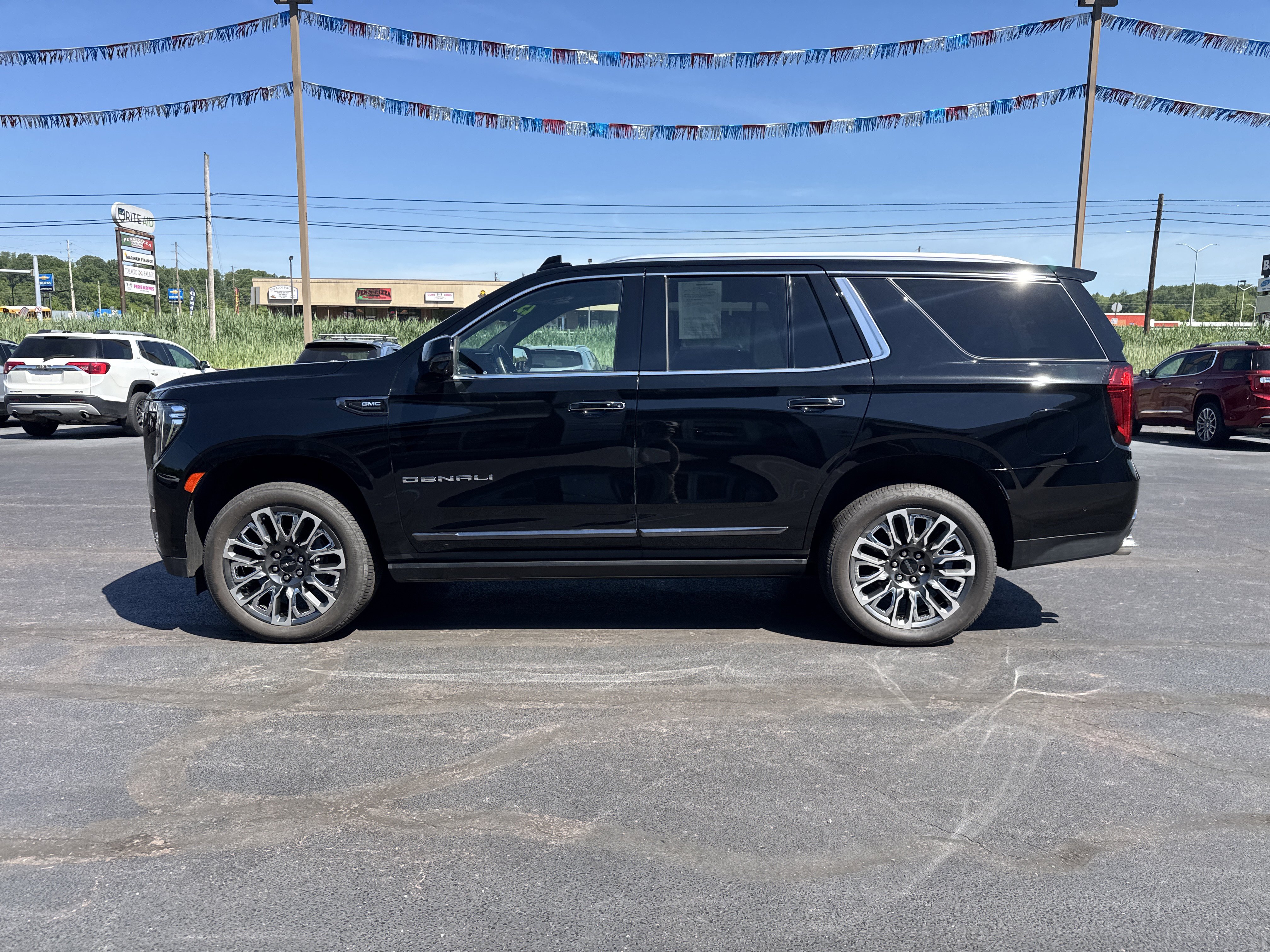 Used 2023 GMC Yukon Denali Ultimate AWD/4WD image 10