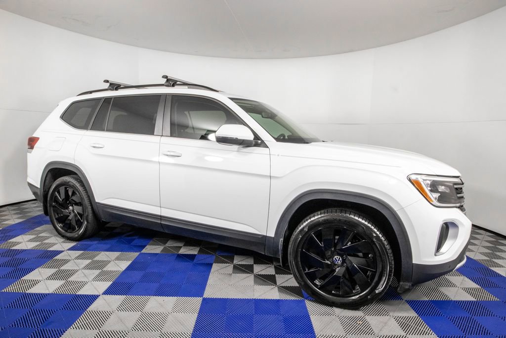 Used 2024 Volkswagen Atlas SE image 3