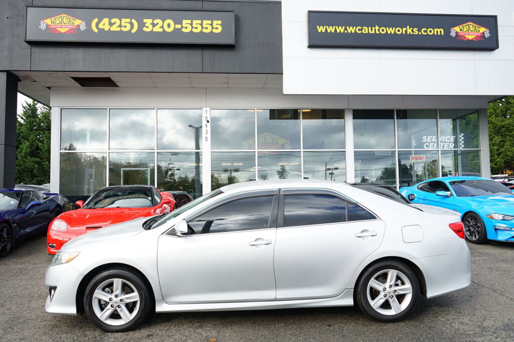 Used 2014 Toyota Camry SE image 2