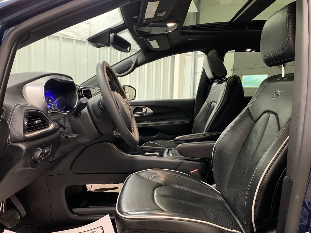 Used 2025 Chrysler Pacifica Limited FWD image 17
