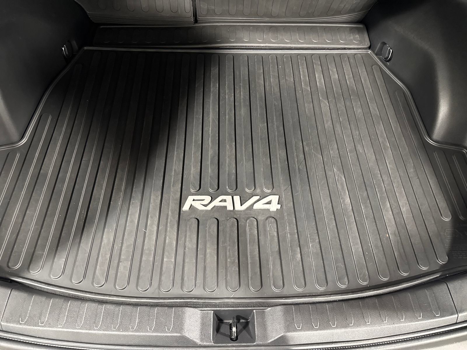 Used 2020 Toyota RAV4 XLE w/ XLE Grade Weather Package AWD/4WD image 27