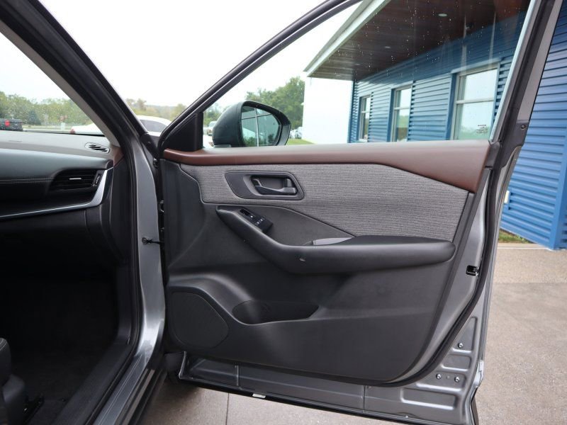 Used 2023 Nissan Rogue S image 22