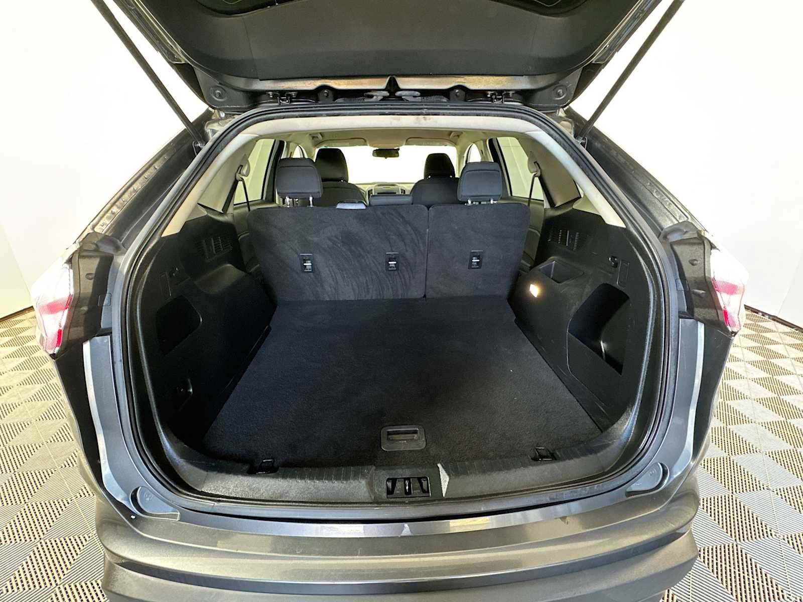 Used 2020 Ford Edge SE AWD/4WD image 23