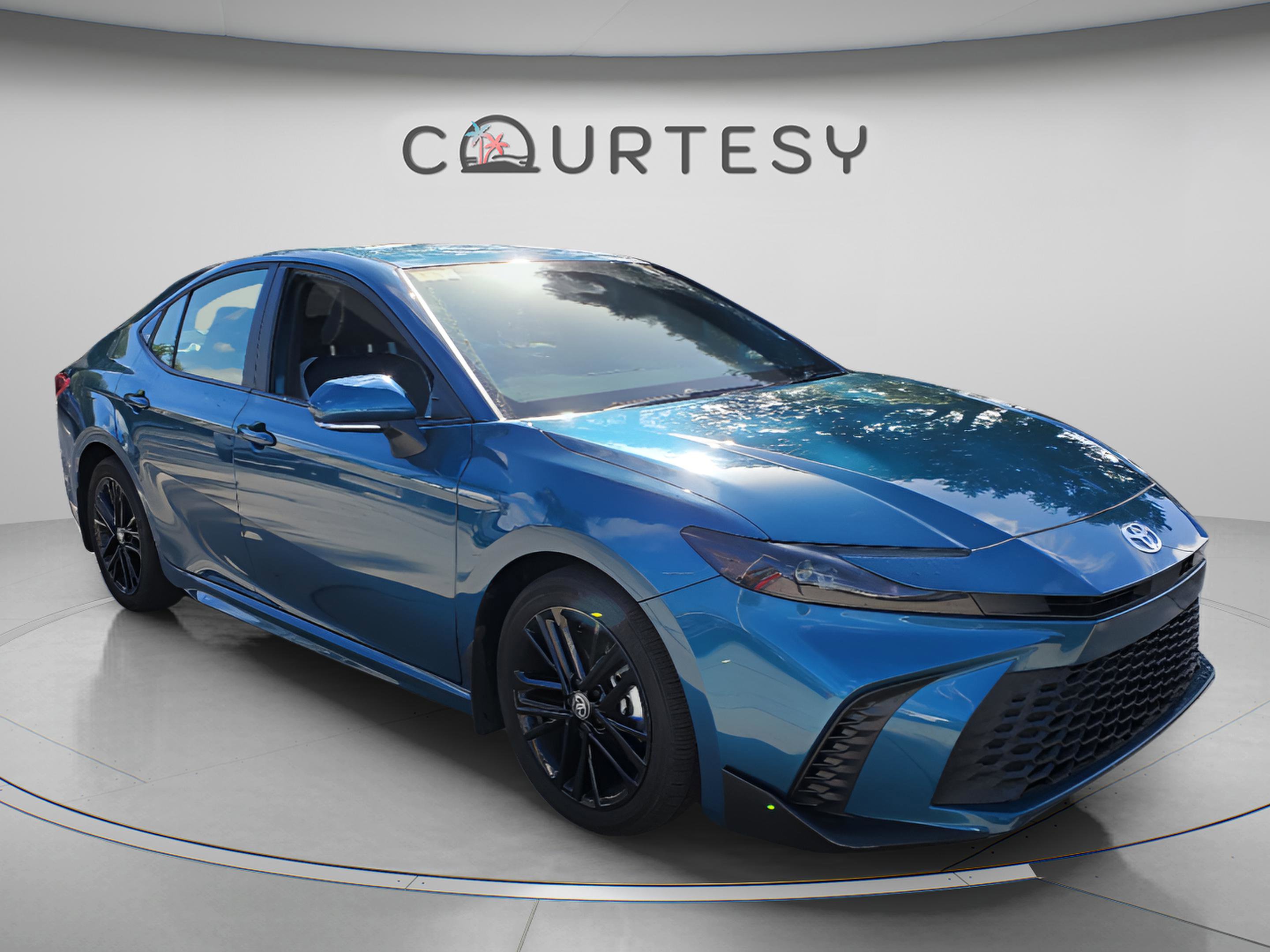 Used 2025 Toyota Camry SE image 4