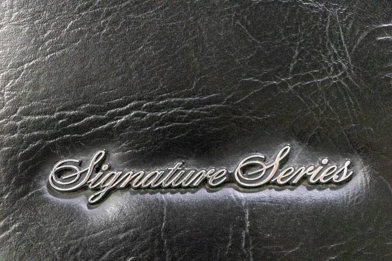 Used 1988 Lincoln Town Car Signature RWD image 26