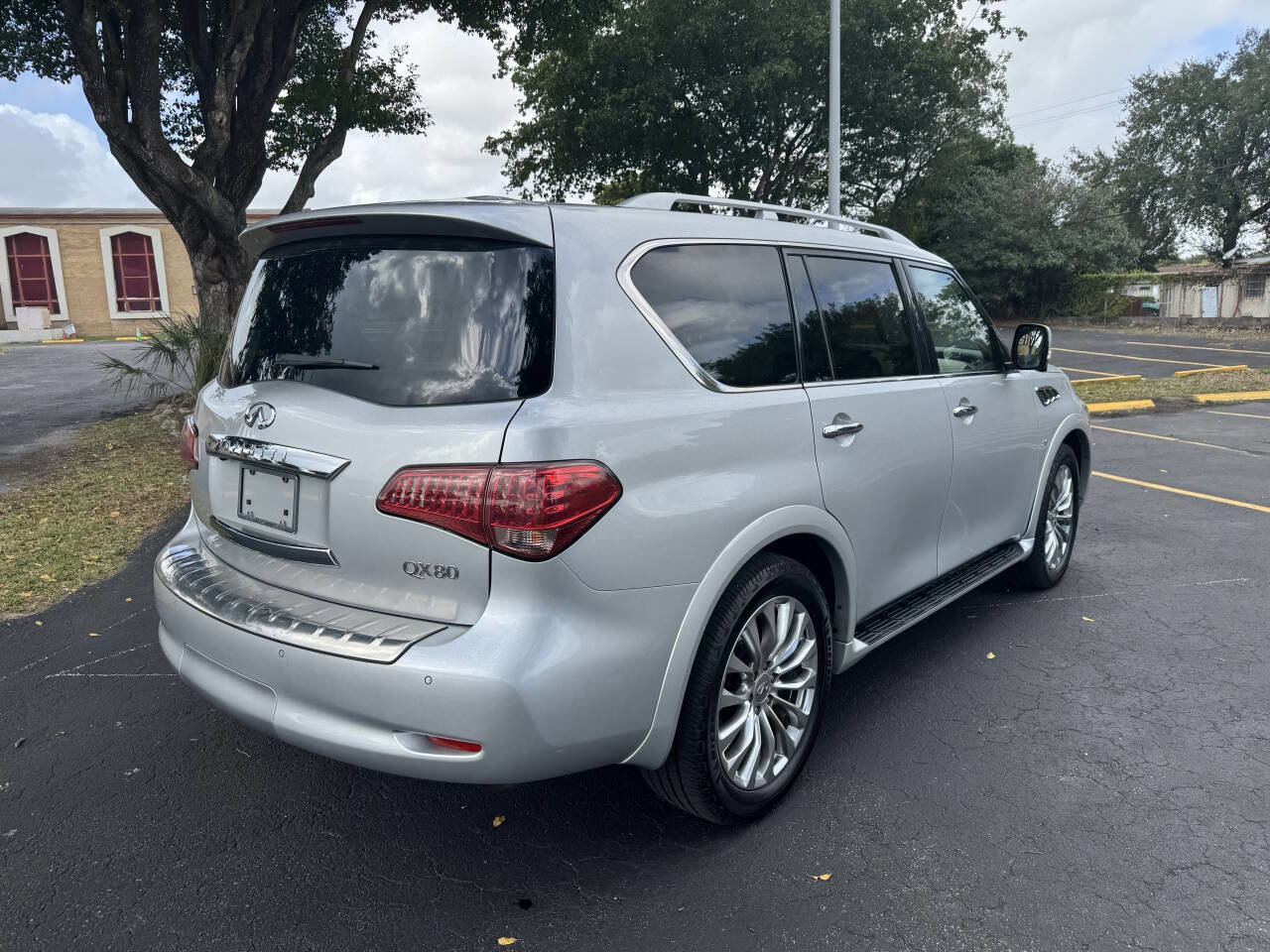 Used 2017 INFINITI QX80 4WD w/ Driver Assistance Package image 5