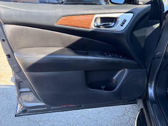 Used 2017 Nissan Pathfinder Platinum w/ Family Entertainment Package AWD/4WD image 12