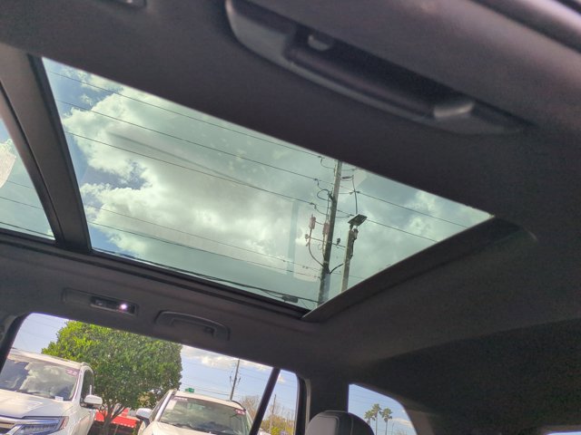 Used 2023 Volkswagen Tiguan SE R-Line image 18