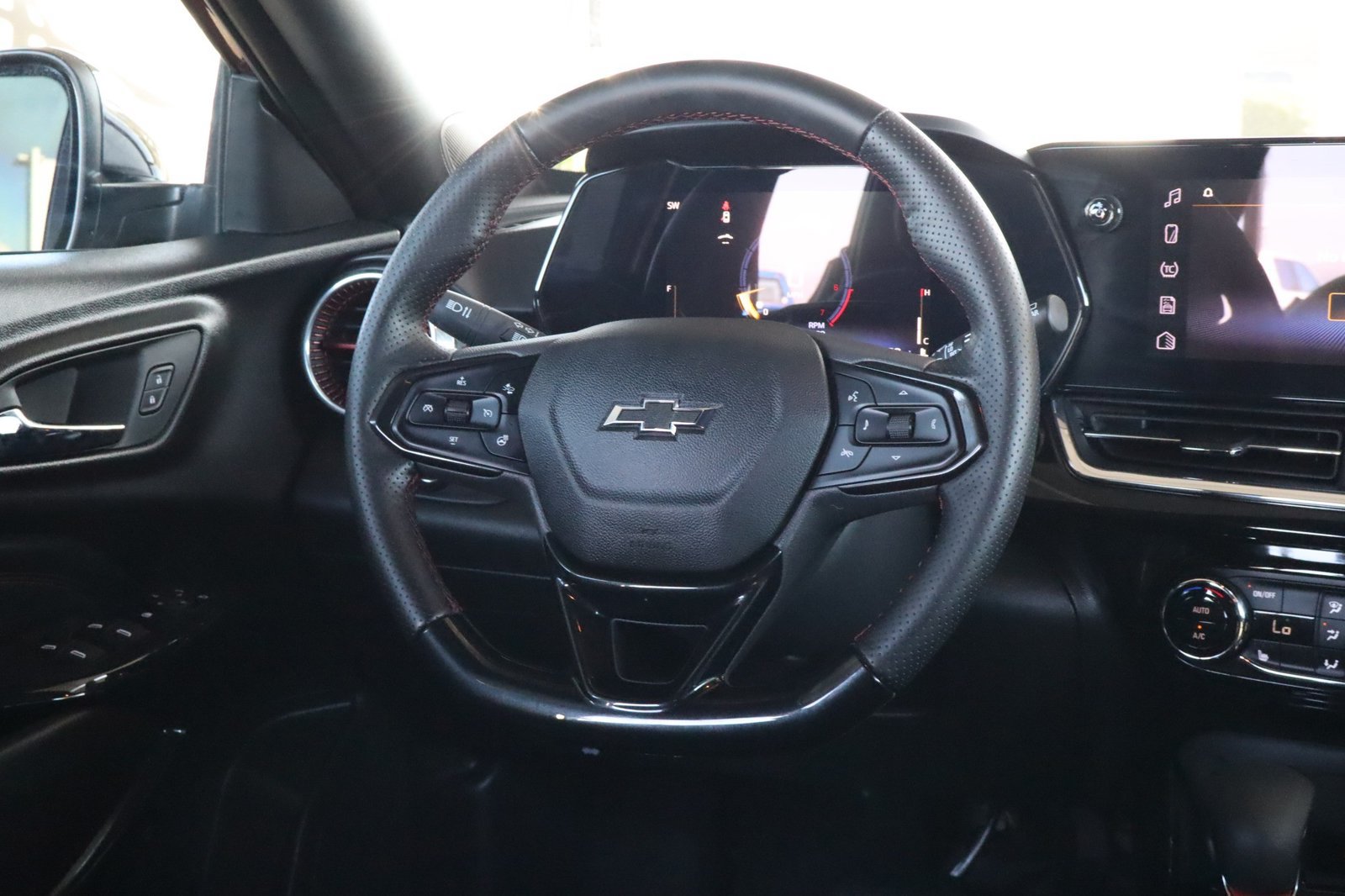 Used 2025 Chevrolet Trax RS w/ Sunroof Package FWD image 28