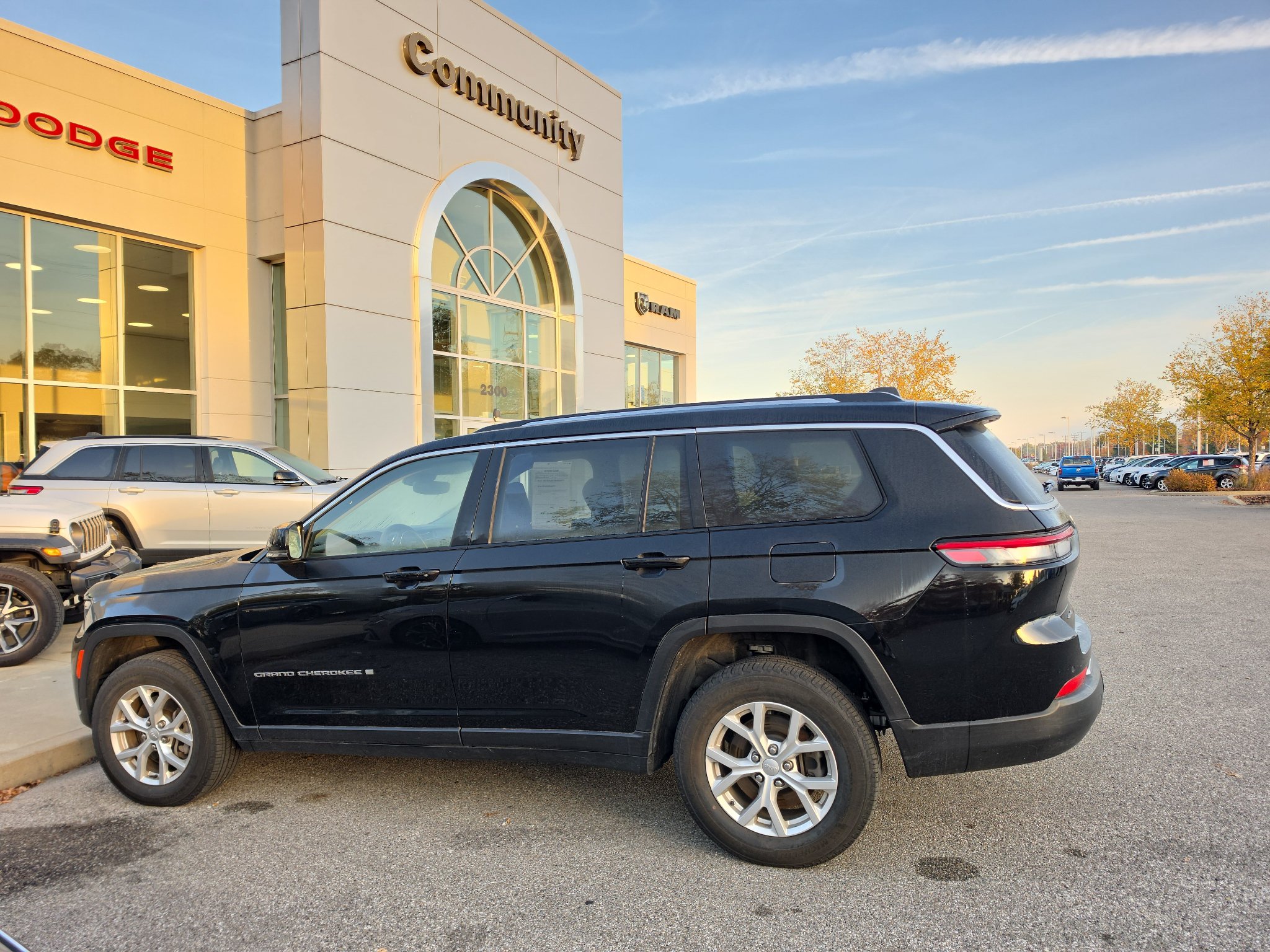 Used 2023 Jeep Grand Cherokee L Limited AWD/4WD image 4