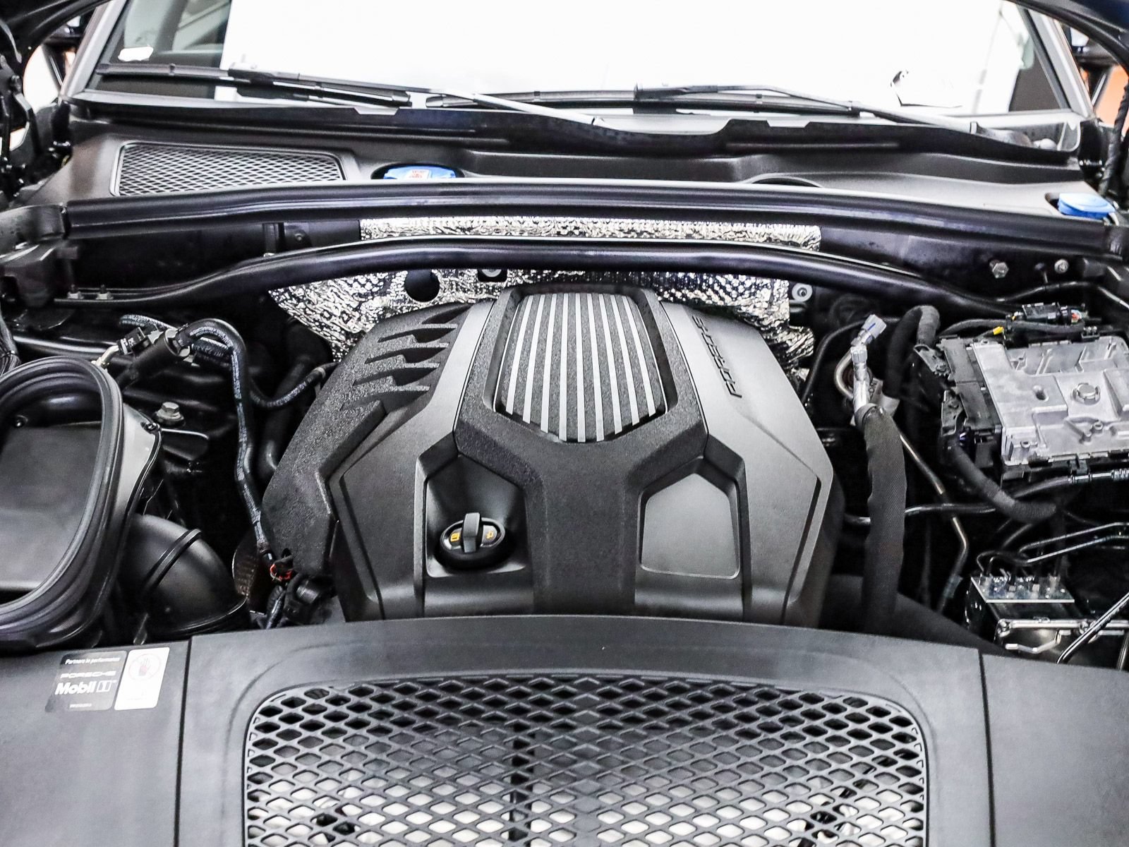Certified 2026 Porsche Macan AWD/4WD image 32
