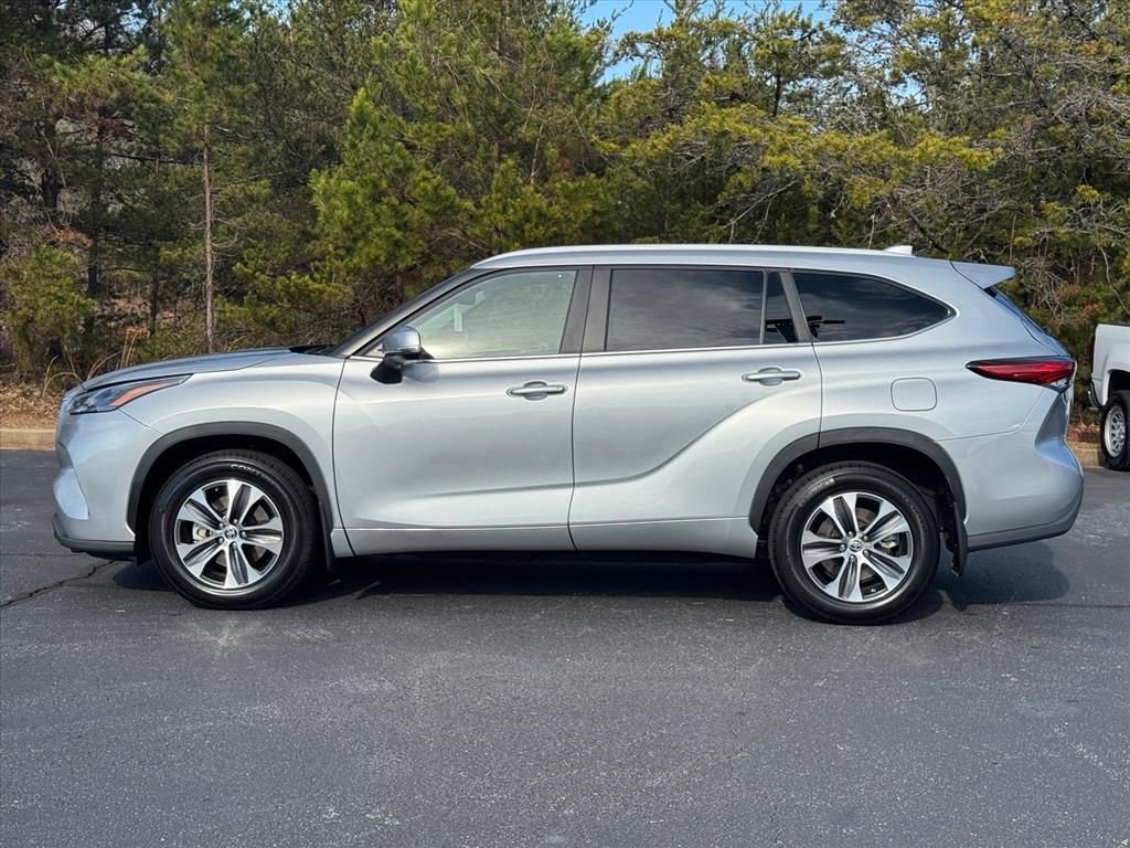 Used 2023 Toyota Highlander XLE image 6