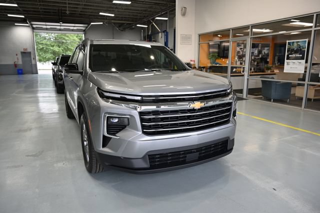 New 2027 Chevrolet Traverse LT w/ Driver Confidence Package FWD image 3
