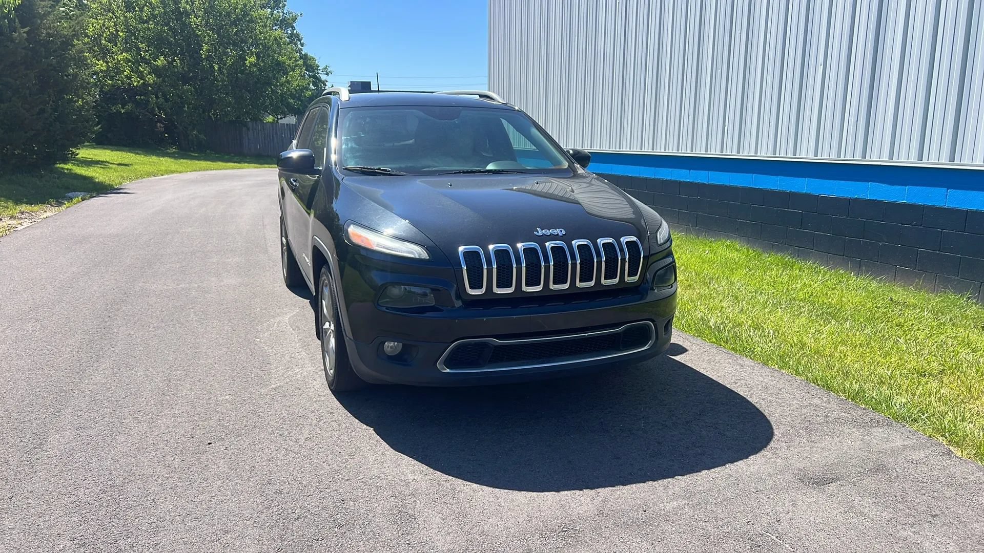 Used 2016 Jeep Cherokee Limited FWD image 2