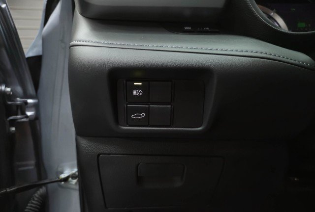 Used 2023 Toyota Highlander LE AWD/4WD image 32