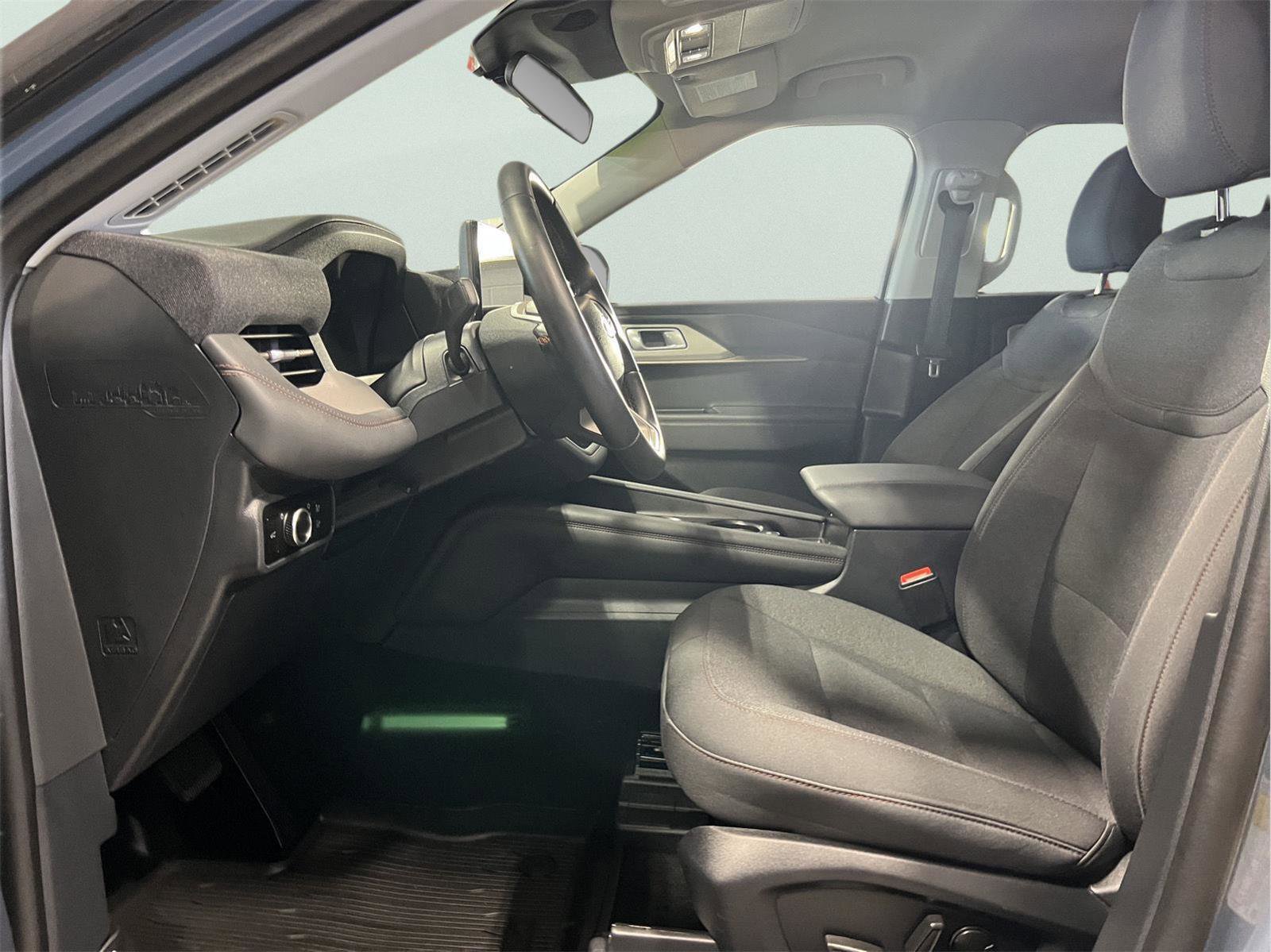 Used 2025 Ford Explorer Active AWD/4WD image 7