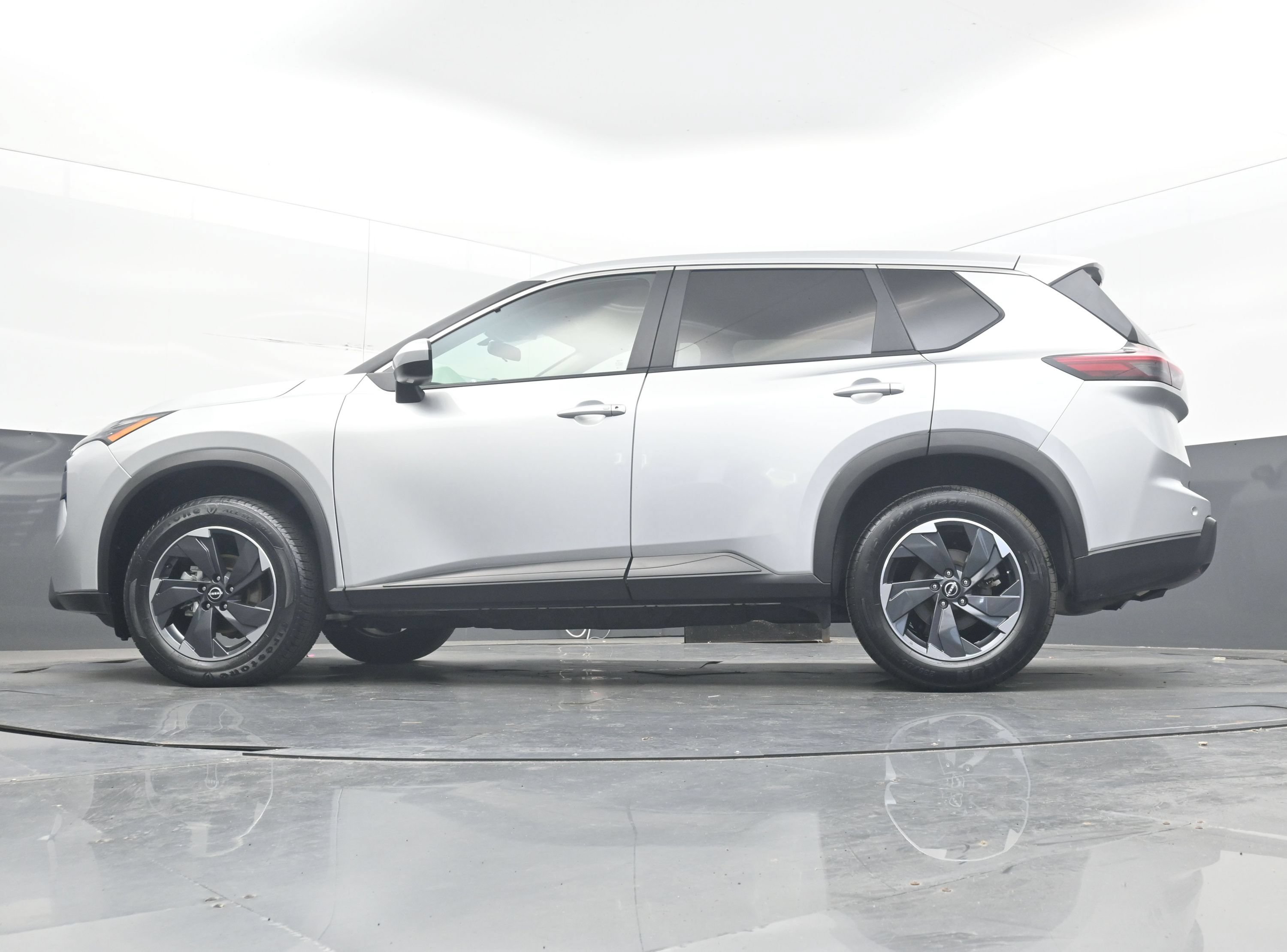 Used 2025 Nissan Rogue SV FWD image 31