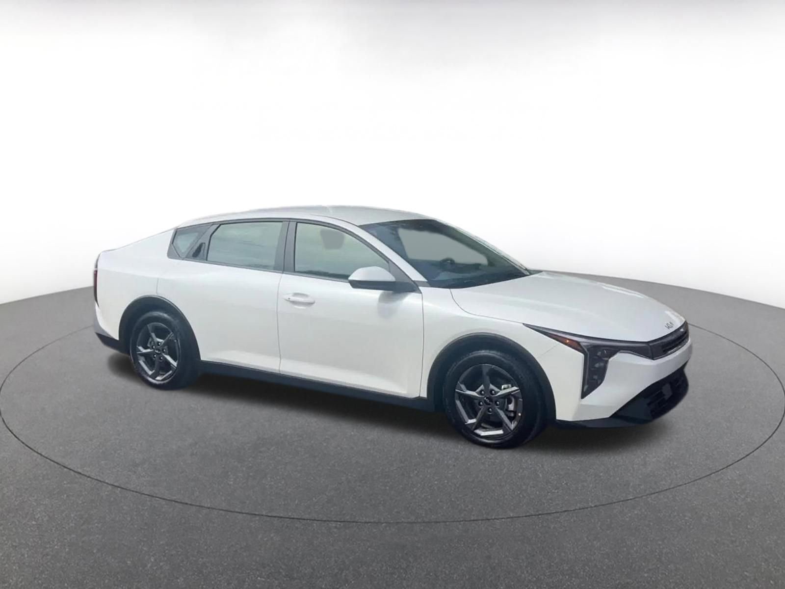 Used 2025 Kia K4 LXS image 2