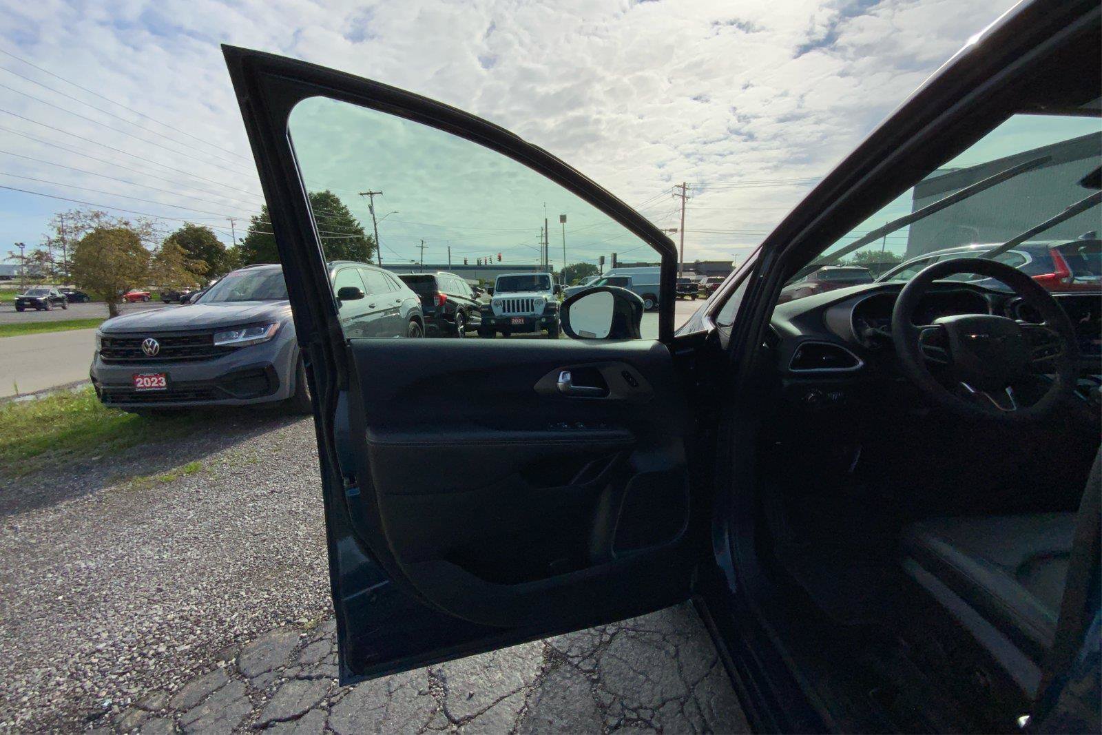 Used 2025 Chrysler Pacifica Select FWD image 20
