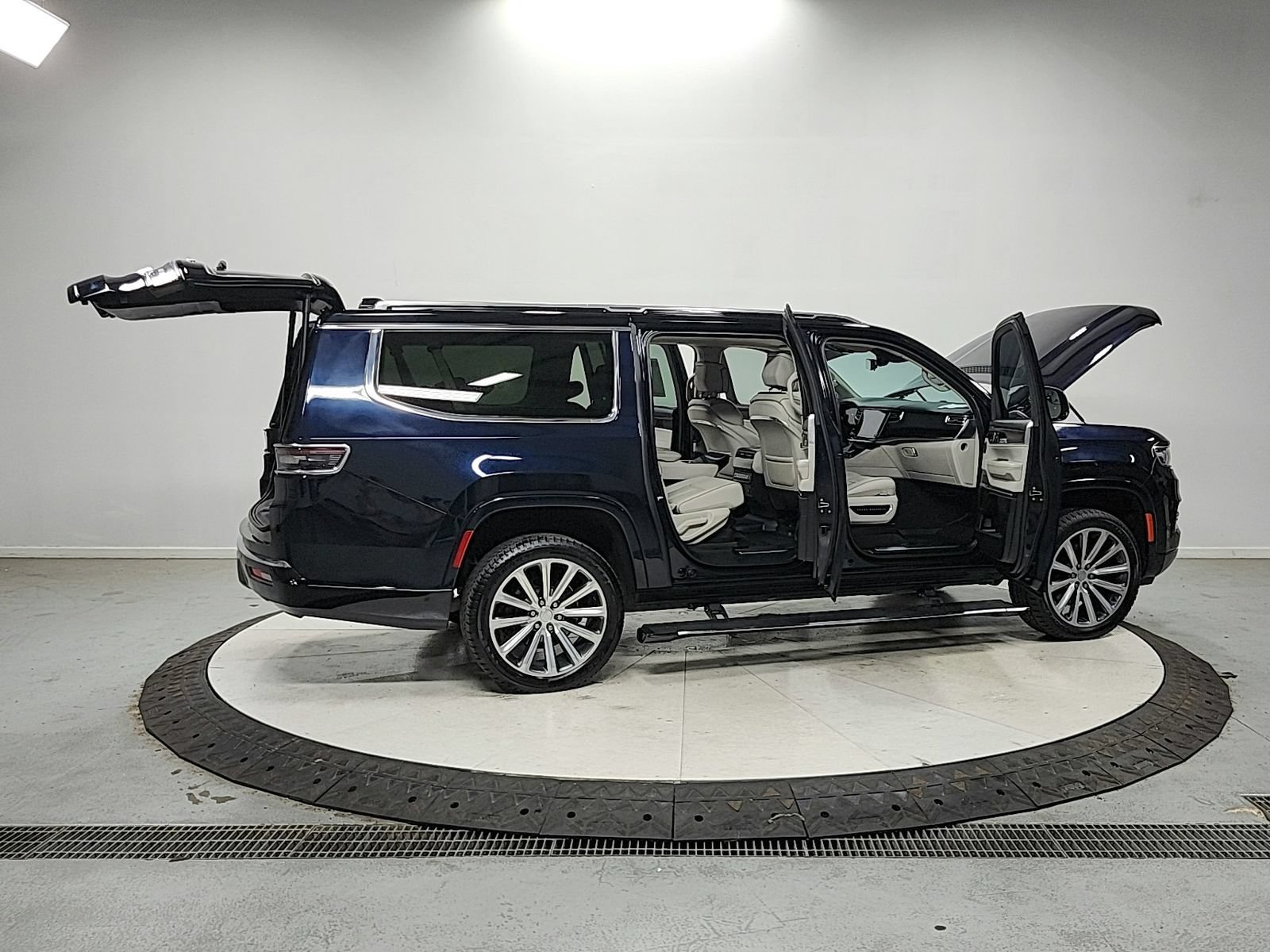 Used 2023 Jeep Grand Wagoneer L Series II AWD/4WD image 16