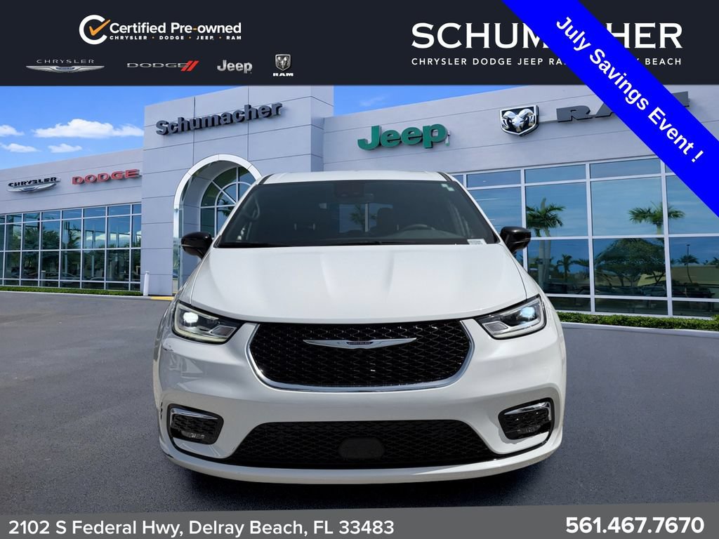 Used 2025 Chrysler Pacifica Select FWD image 2