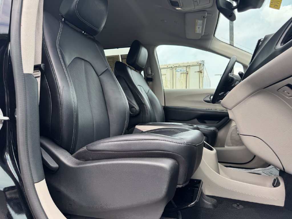 Used 2024 Chrysler Pacifica Touring-L FWD image 10