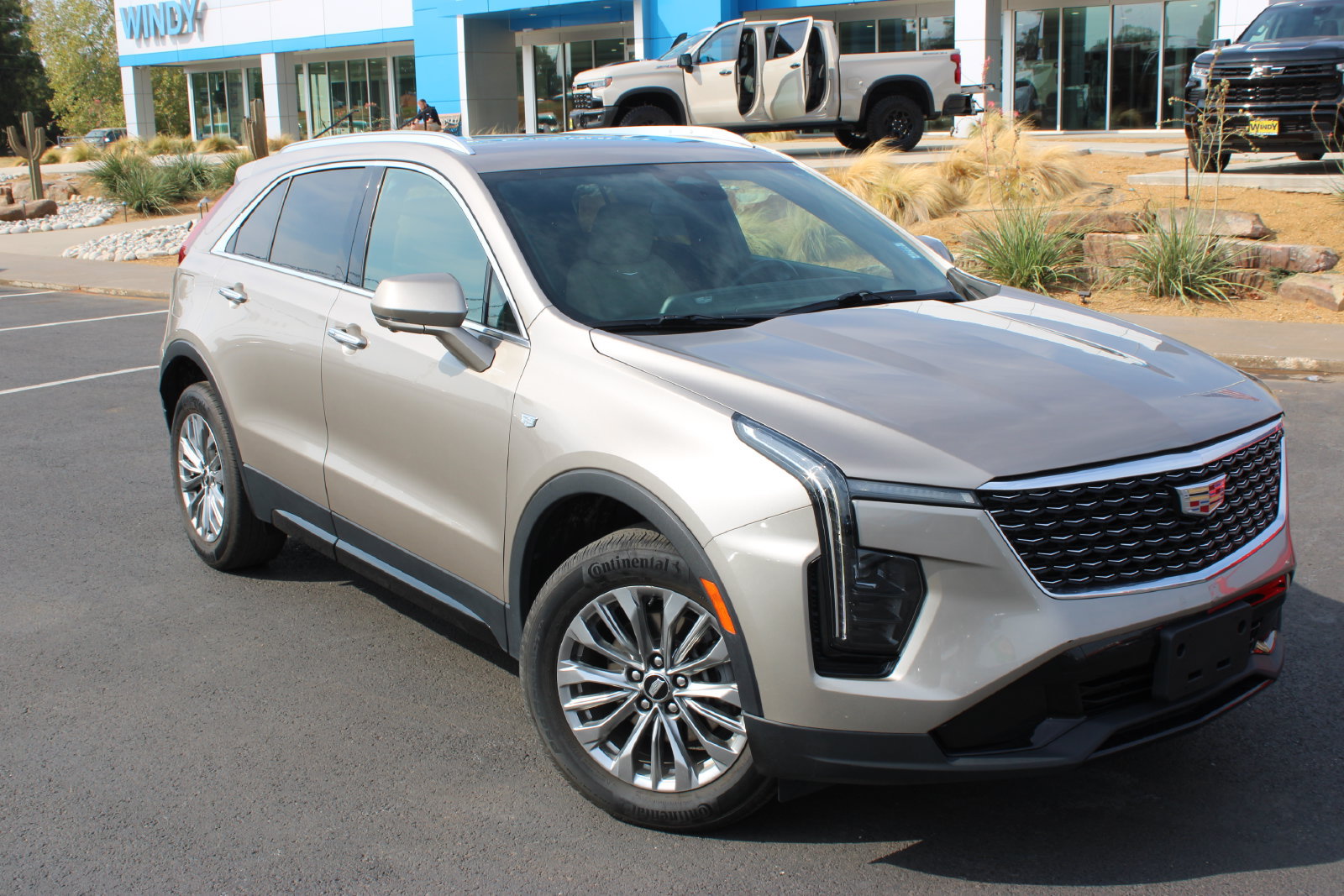 Used 2025 Cadillac XT4 Premium Luxury FWD image 2