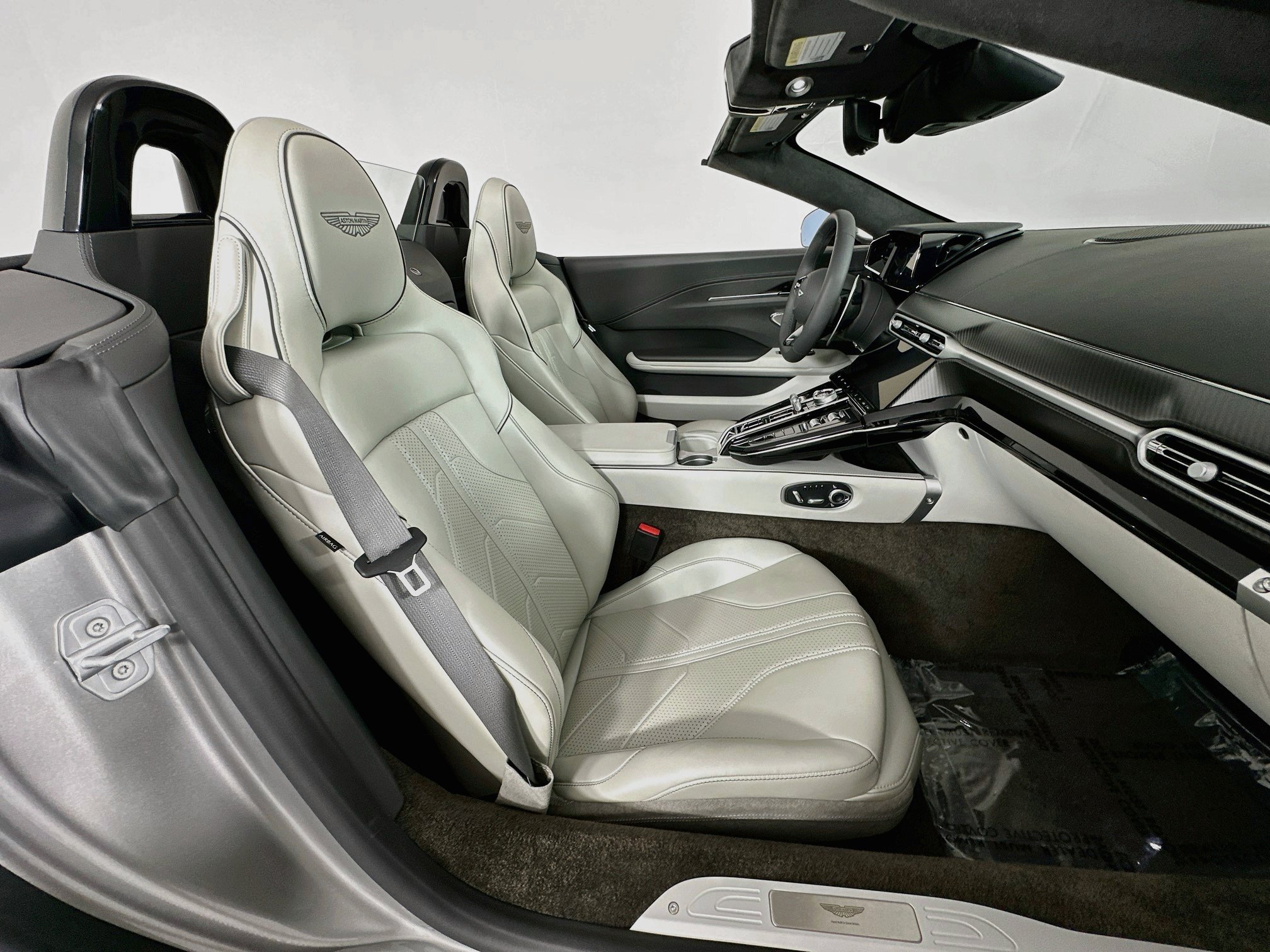 Used 2026 Aston Martin V8 Vantage Coupe RWD image 27