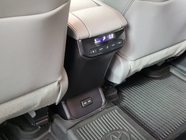 Used 2023 Toyota Highlander XLE FWD image 16