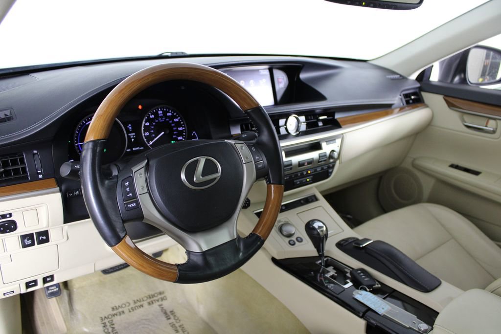 Used 2014 Lexus ES 300h w/ Luxury Package w/Bamboo Trim image 17