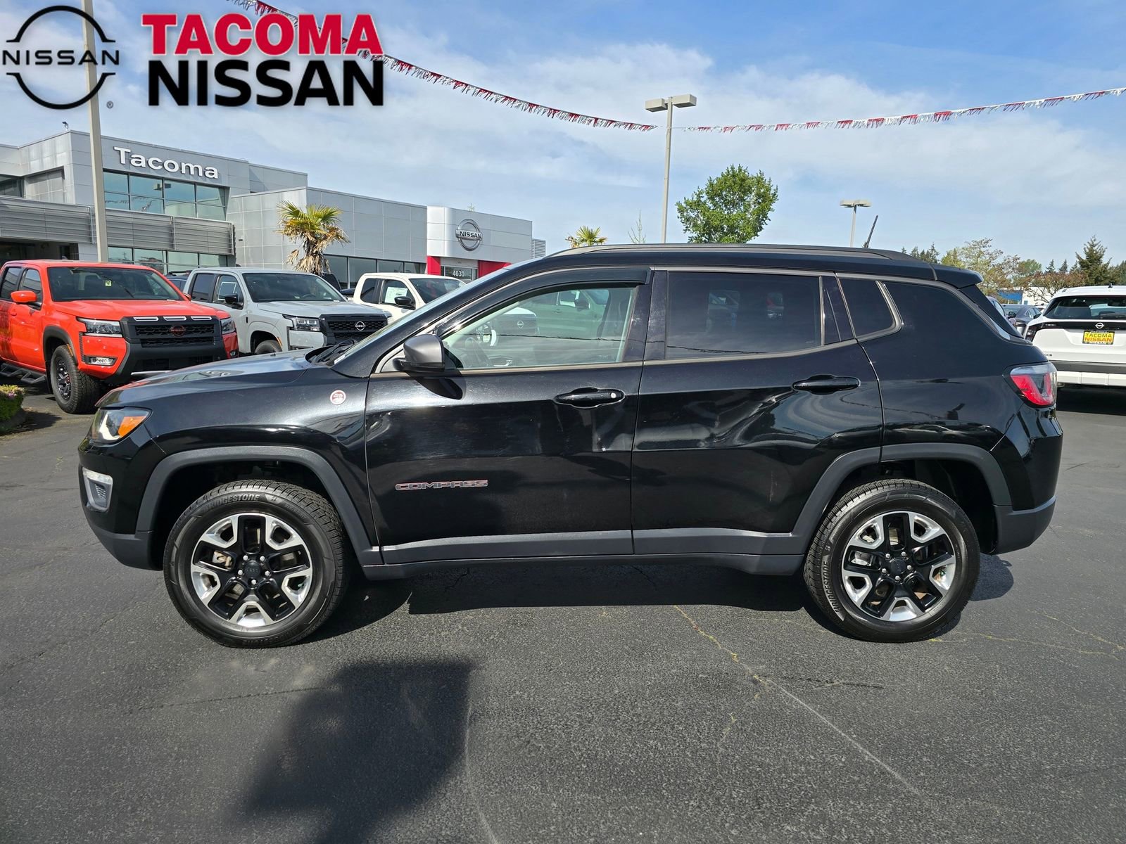 Used 2017 Jeep Compass Trailhawk w/ Leather Interior Group AWD/4WD image 2