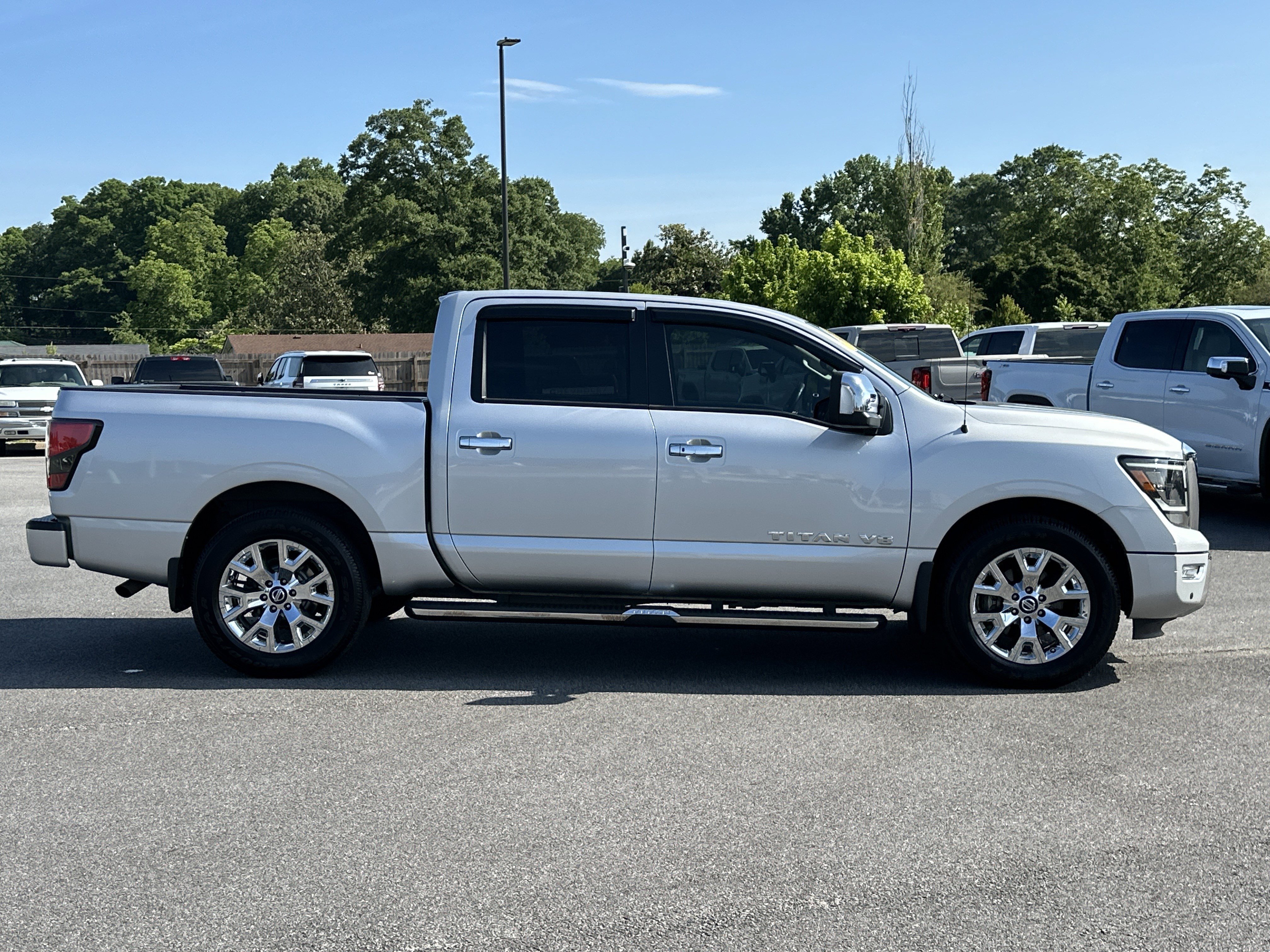 Used 2020 Nissan Titan SL w/ Moonroof Package RWD image 4