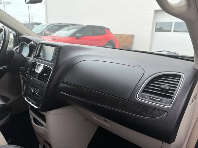 Used 2014 Chrysler Town & Country Touring w/ Driver Convenience Group FWD image 25
