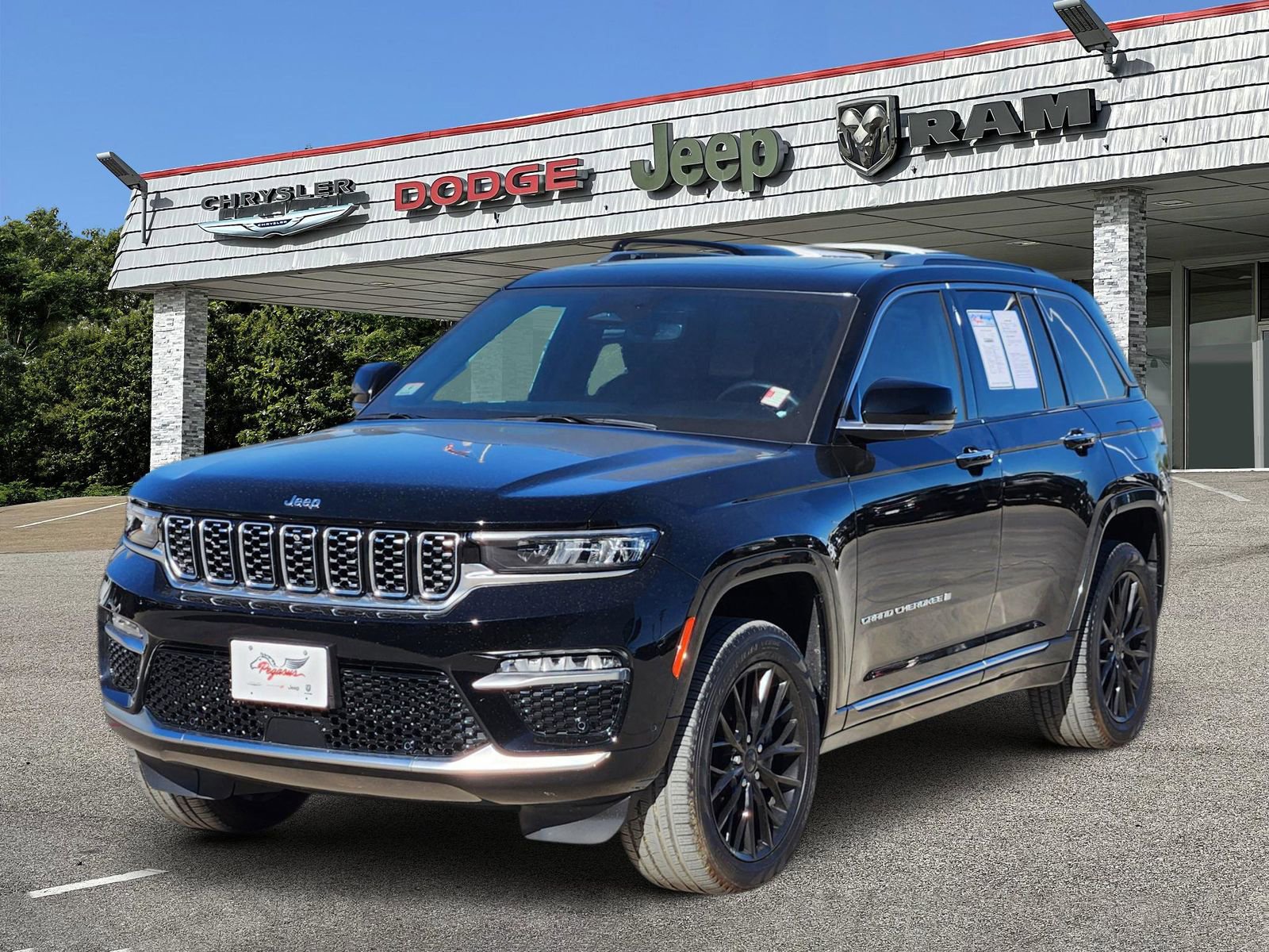 Used 2022 Jeep Grand Cherokee Summit image 2