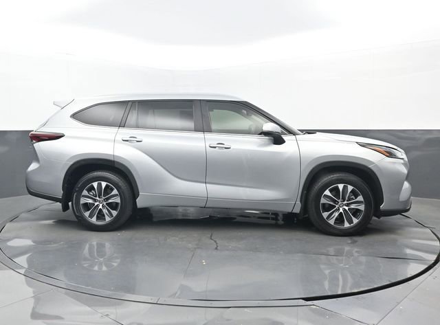 Used 2024 Toyota Highlander XLE FWD image 2