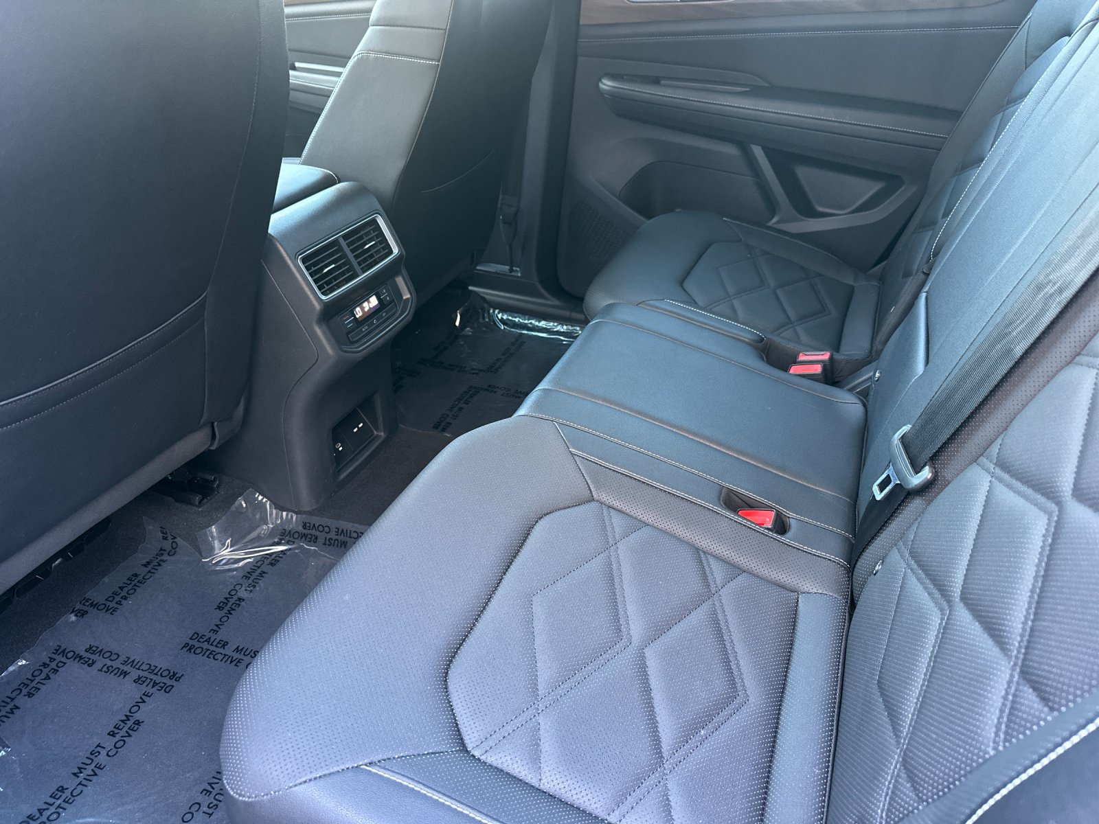 Used 2025 Volkswagen Atlas SE AWD/4WD image 14