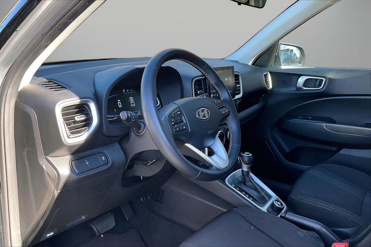 Used 2023 Hyundai Venue SEL w/ Cargo Package image 18