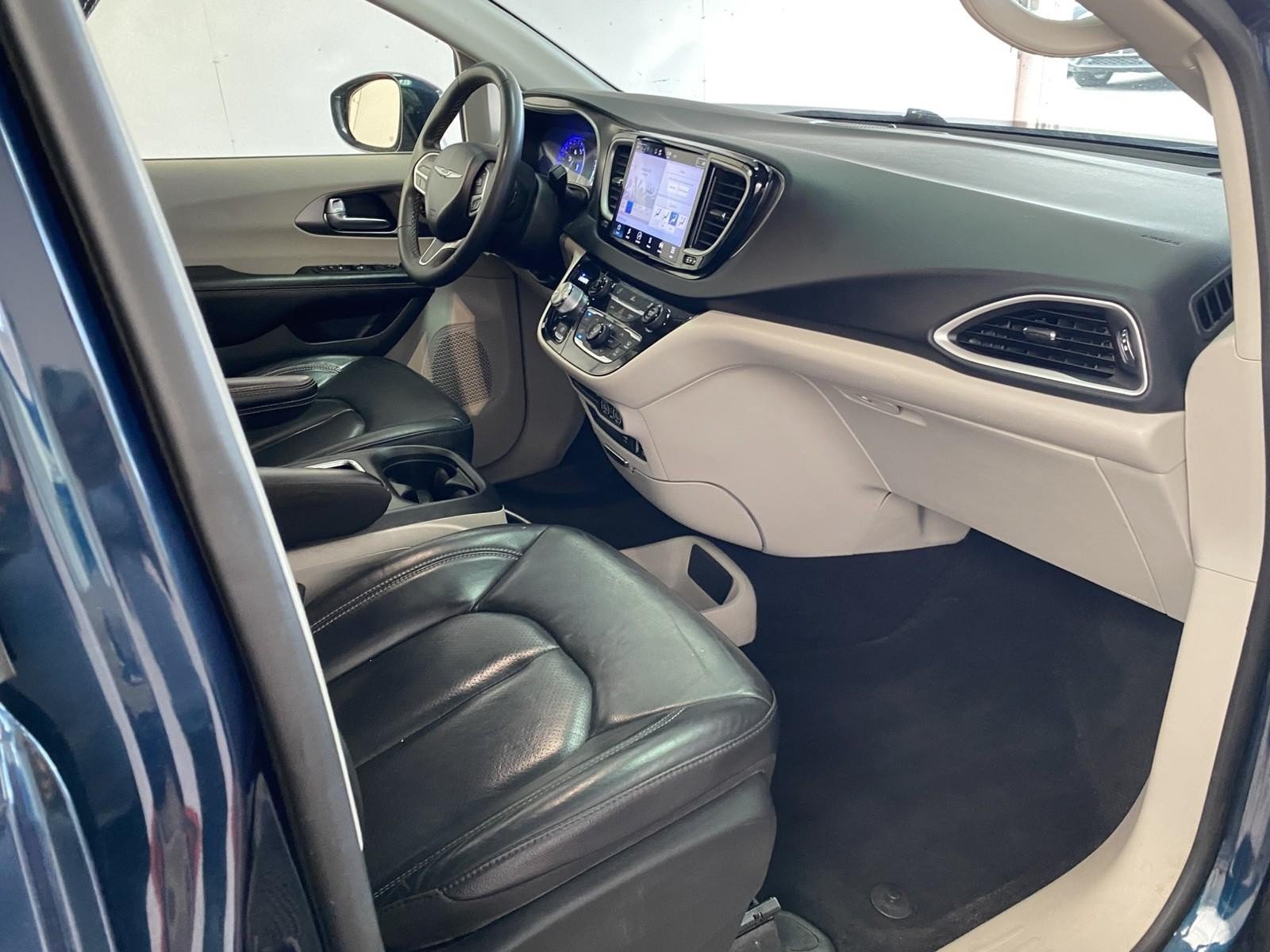 Used 2022 Chrysler Pacifica Touring-L FWD image 8