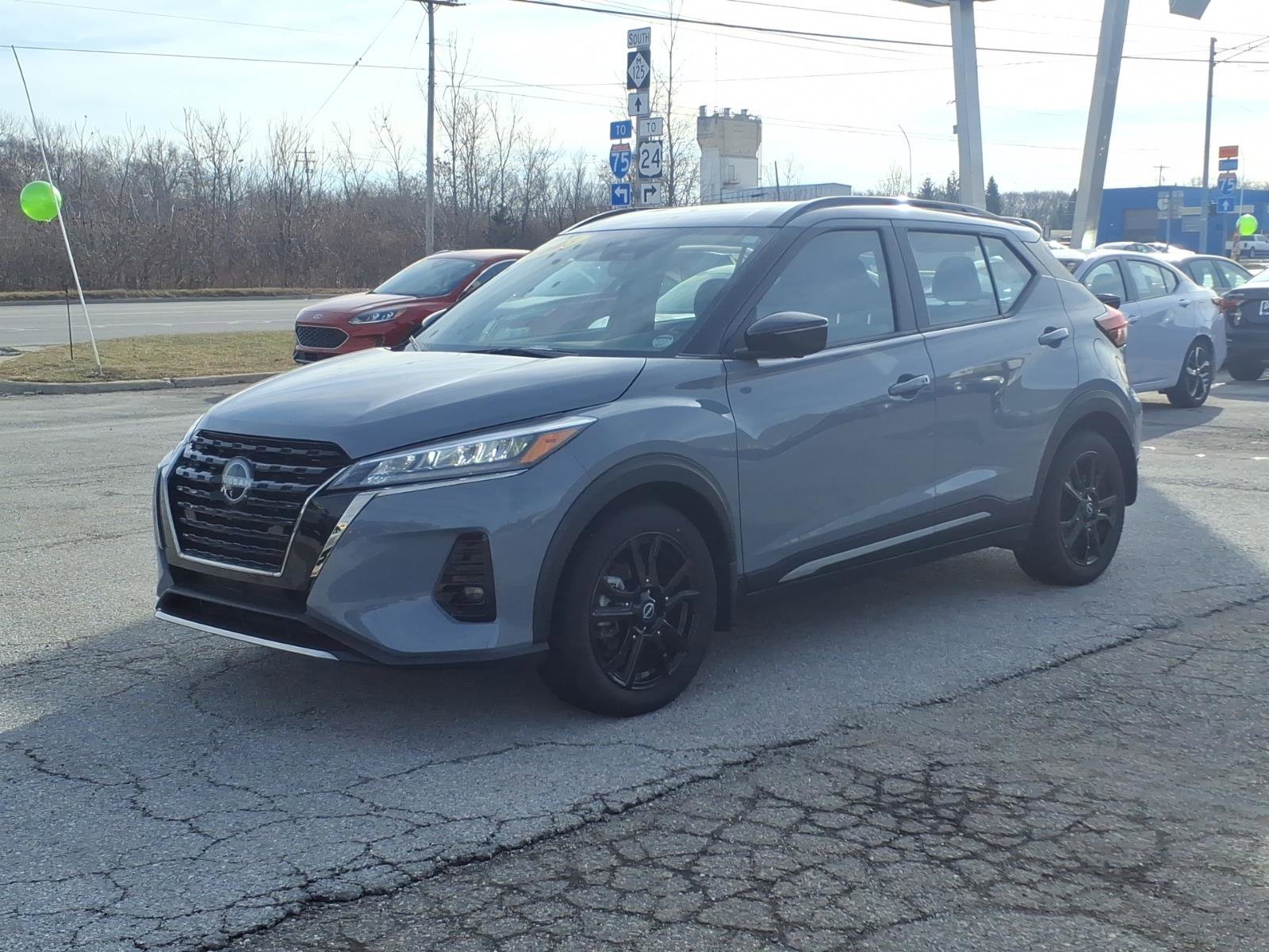 Used 2023 Nissan Kicks SR image 3