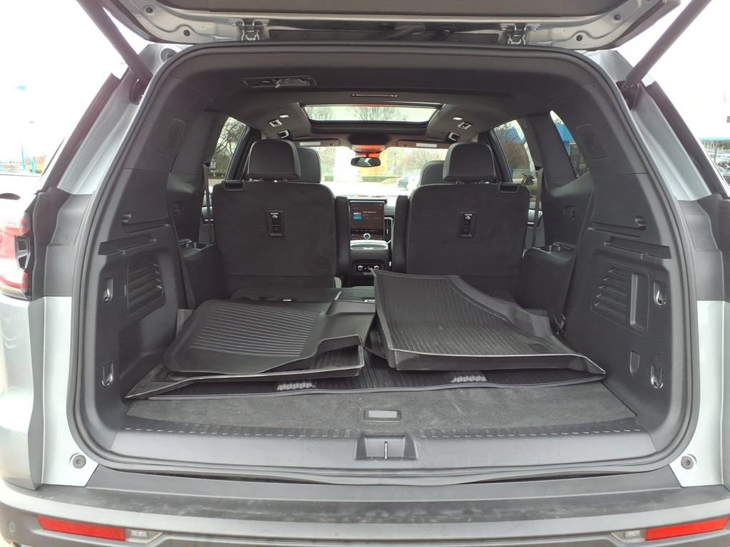 Used 2024 GMC Acadia AT4 w/ Luxury Package AWD/4WD image 8