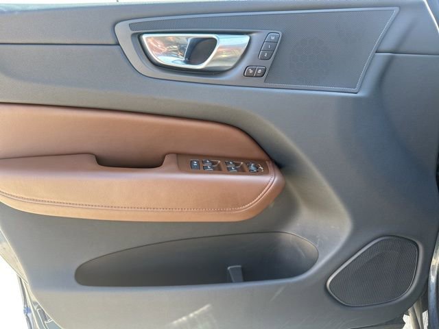 Used 2023 Volvo XC60 B5 Plus image 16