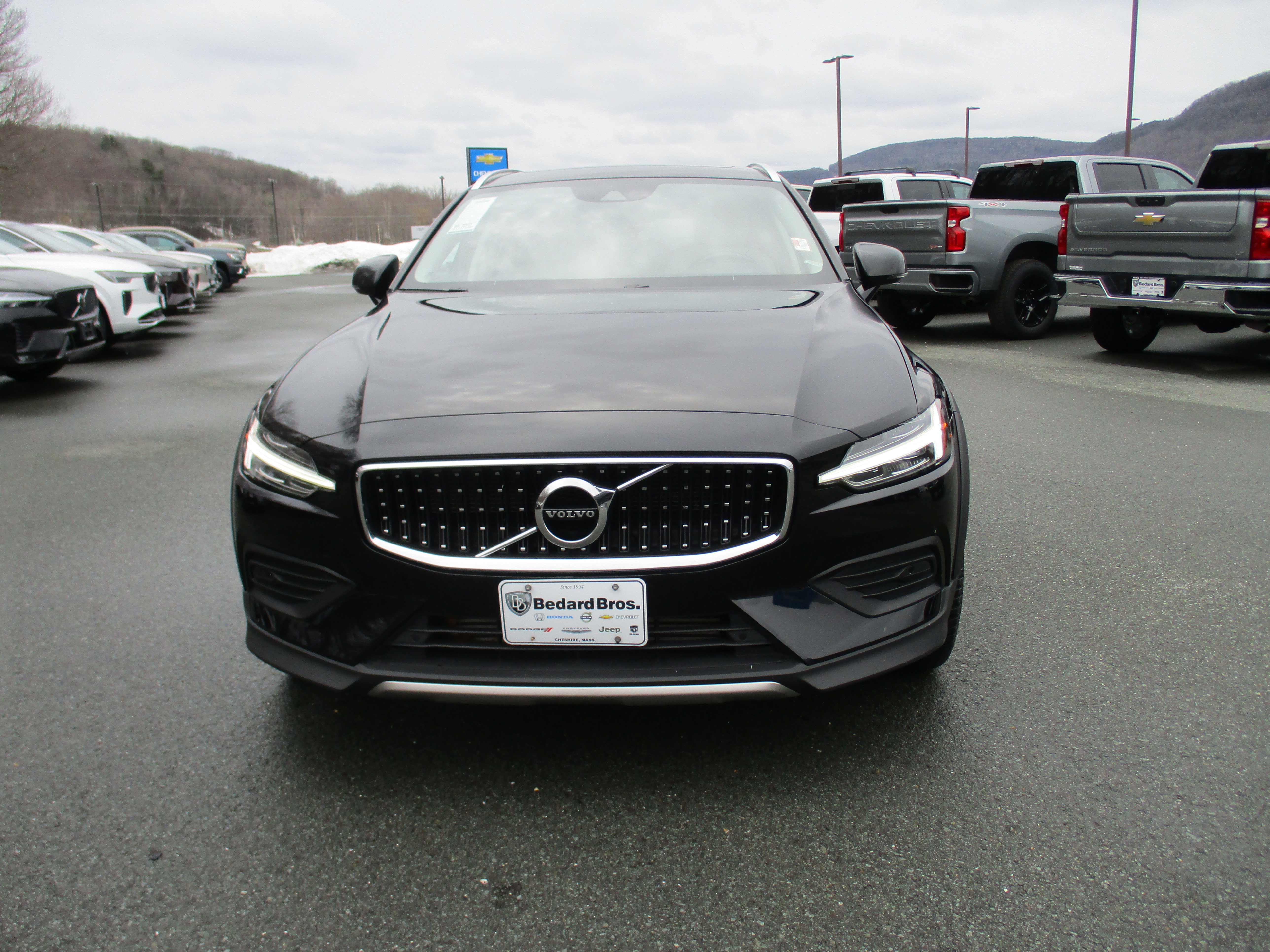 Used 2020 Volvo V60 T5 Cross Country image 2