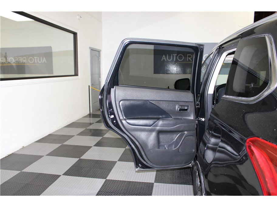 Used 2020 Mitsubishi Outlander ES image 13