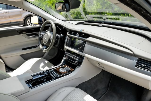 Used 2016 Jaguar XF Prestige RWD image 15