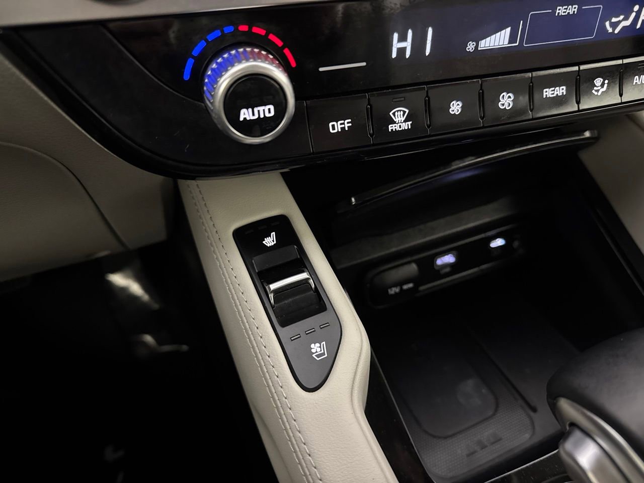 Used 2024 Kia Telluride EX w/ EX Captain's Chair Package image 19