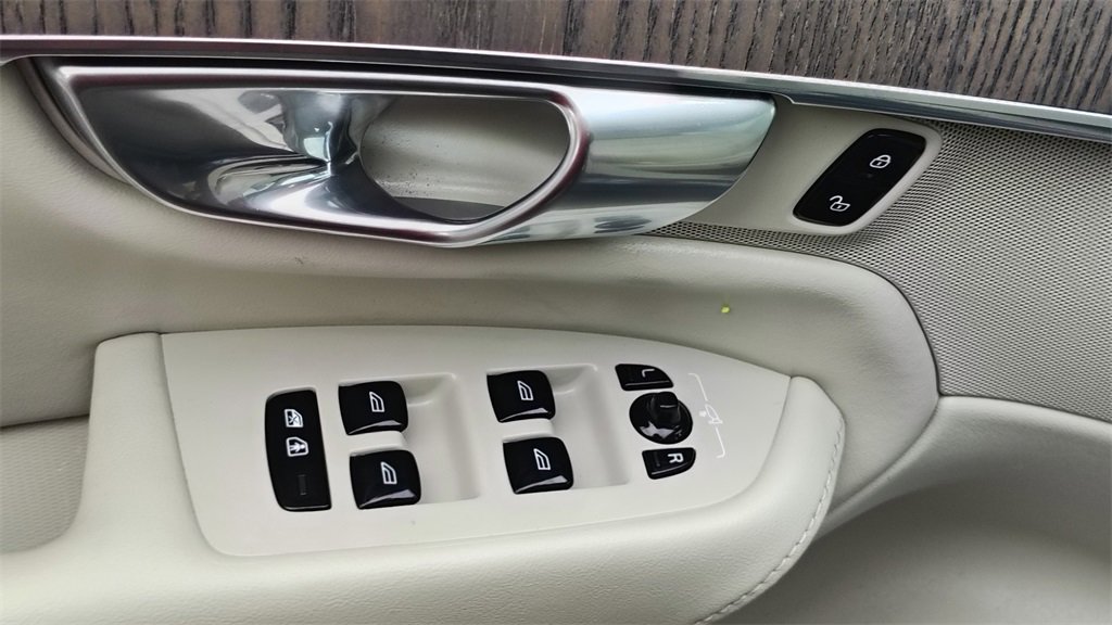 Certified 2024 Volvo XC90 T8 Plus w/ Protection Package Premier image 10